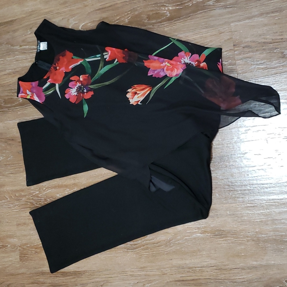 (8) VENUS Flowy Loose Leg Floral Print Romper Vacation Coastal Evening Vintage
